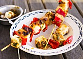 Bread skewers with halloumi, pepper and mustard oil