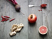 Stillleben mit Chili, Ingwer, Rote Bete, Granatapfel & Grapefruit