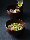Asiatische Gemüsesuppe mit Glasnudeln