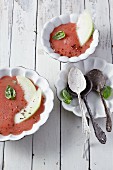 Gazpacho mit Melone und Basilikum