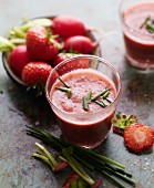 Radieschen-Erdbeer-Drink im Shotglas