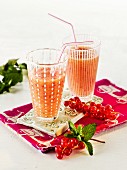 Zwei Johannisbeer-Smoothies