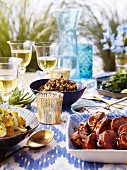 Gedeckter Tisch mit Schweinefilet, Eiersalat und Wein