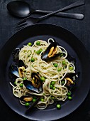 Spaghetti with mussels and peas