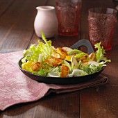 Bunter Salat mit knuspriger Hähnchenbrust