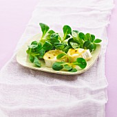 Gebackener Ziegenkäse auf Feldsalat