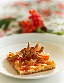 A slice wholemeal pizza with chanterelle mushrooms and tomatoes