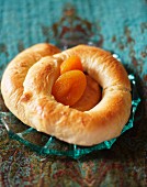 Bagels with dried apricots for an autumnal breakfast