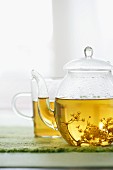 Tee aus Spargelwasser mit Holunderblüten gegen Süsshunger