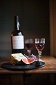 Blue cheese and figs with red wine