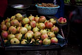 Frische Granatäpfel auf einem Markt in China
