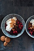Baked berries with cream and almond biscuits