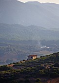Alleinstehendes Wohnhaus am Hang, Blick auf mediterrane Berglandschaft