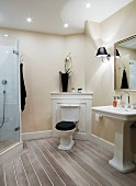 Traditionelles Bad, Stand-WC mit Spülkasten vor Holzpaneel in Zimmerecke, seitlich Standwaschbecken, gegenüber moderne Glas Duschkabine