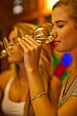 Junge Frauen bei der Weinprobe