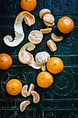 Whole and peeled clementines