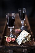Blue cheese with fresh figs and port wine