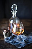 Brandy in Glas und Karaffe, Schokoladenkonfekt