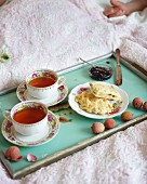Frühstück im Bett mit Gewürztee und Sonnenblumen-Käse-Scones mit Heidelbeermarmelade