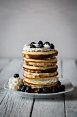 Gestapelte Pancakes mit Heidelbeeren und Sahne