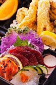 Bentobox mit Amiyaki Rindfleisch, Shrimps- und Gemüsetempura und Sashimi (Japan)