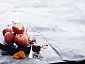 Stillleben mit Äpfel, Trockenfrüchten und Müsli
