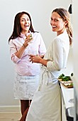 Zwei Frauen mit Aperitif in einer Küche