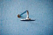 Kopfbrause an Wand mit blauen Mosaikfliesen