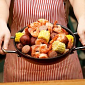 Ingredients for Frogmore Stew (USA): sausage, corn cobs, prawns and potatoes