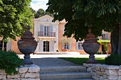 Herrschaftliches Anwesen in der Provence, den Zugang schmücken zwei altertümliche Urnen