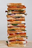 Turm aus Sandwiches mit Schinken, Käse und Tomaten