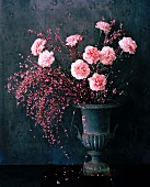 Rosafarbene Nelken in pokalförmiger Vase