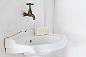 Vintage Waschbecken und Wandarmatur aus Kupfer in Badezimmerecke