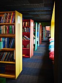 Frei stehende farbige Bücherregale in einer Bibliothek