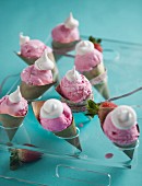 Strawberry ice cream with meringue pieces