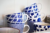 Weiß-blau bemalte Tassen mit verschiedenen Mustern