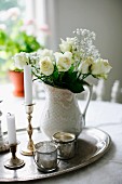 weiße Rosen und Schleierkraut in Porzellanvase neben Kerzenständern & Teelichthaltern auf Silber Tablett, im Vintage-Stil
