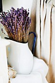 Weisser Vintage Metallkrug mit getrocknetem Lavendelstrauss
