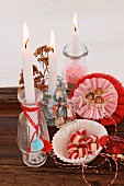 Weihnachtsdeko mit Kerzen in Vintage-Fläschchen