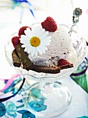 Vanilla ice cream with raspberry, chocolate and a daisy