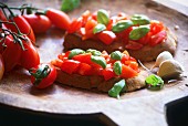 Bruschette (Röstbrot mit Tomaten & Basilikum, Italien)