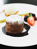 Schokoladensouffle mit Puderzucker und Schokoladensauce