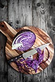 Angeschnittener Rotkohl auf Schneidebrett mit Messer