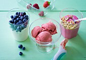 Ernährung bei ADHS: Joghurtmousse mit Heidelbeeren, Erdbeereis & Beeren-Tofucreme