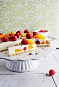 Cheesecake with peaches, raspberries and grated chocolate