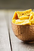 Cinder Toffee (oder Honeycomb, Süssigkeit aus England) in Kupferschale