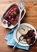 Brownies mit Beeren und Kaffee