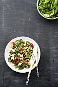 Spinach salad with chickpeas, gorgonzola, pecan nuts and grilled plums