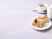 Praline Buchteln (baked, sweet yeast dumplings) with coffee