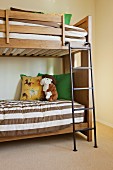 Kinderschlafzimmer mit Etagenbett & braun-weiss gestreifter Bettwäsche